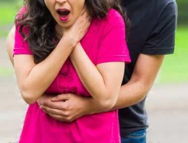 Δείτε τη στιγμή που μητέρα σώζει το κοριτσάκι της από τον θάνατο- Πνιγόταν με αντικείμενο (βίντεο)